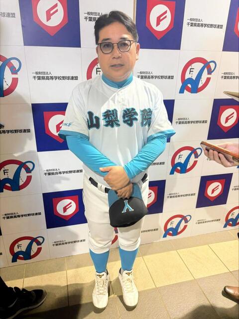試合後、菰田について話す山梨学院・吉田監督