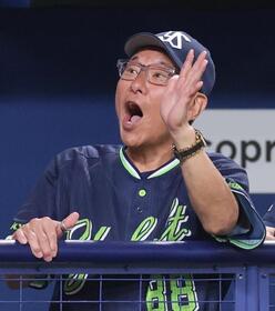 ４回、生還した武岡を迎える池山監督