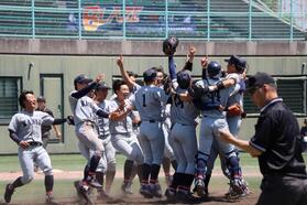 　優勝し、歓喜の輪をつくる関大ナイン（撮影・中野裕美子）