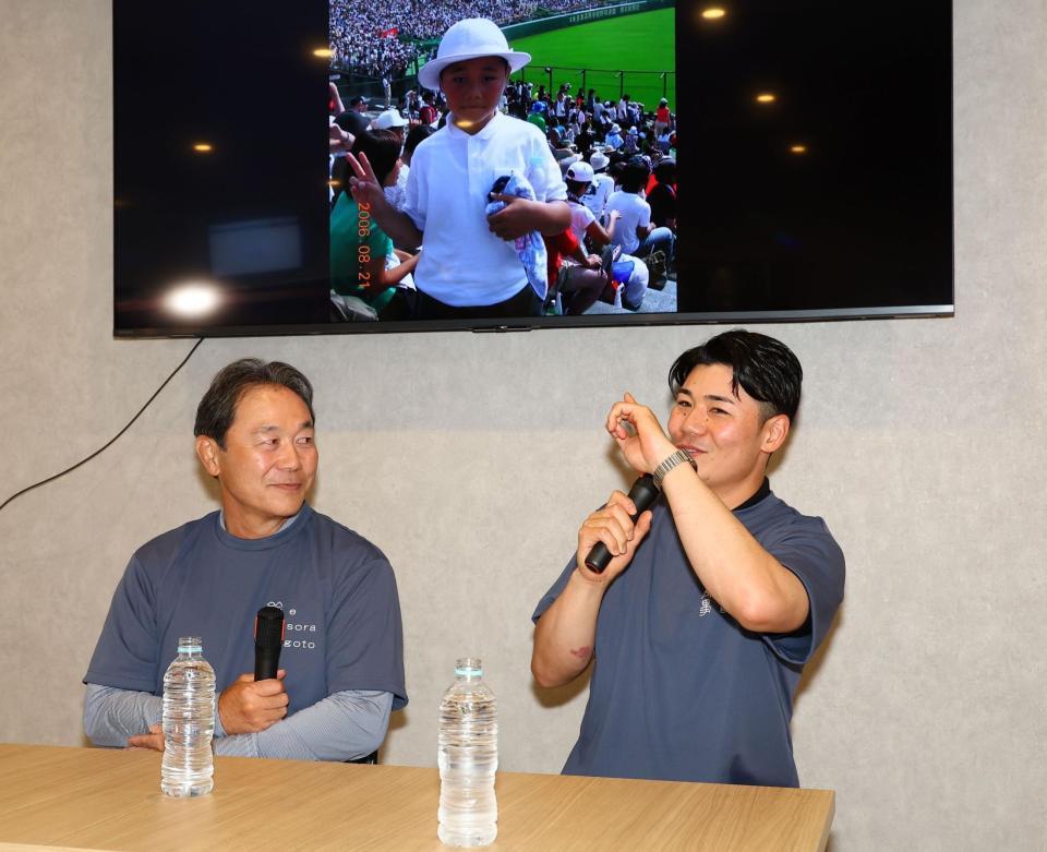 「絵空事」オープンのメディアデーで話をする清宮克幸氏（左）と清宮幸（撮影・中島達哉）