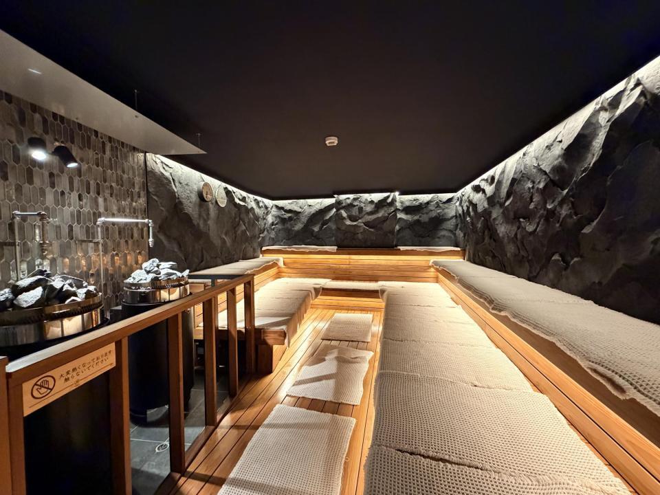 北海道ボールパーク　Ｆ　ビレッジ内「ＳＵＮＮＹ　ＴＥＲＲＡＣＥ」２Ｆ　にオープンする没入型サウナ「洞サウナ（ＤＯＳＡＵＮＡ）」の石洞の内観（撮影・中島達哉）