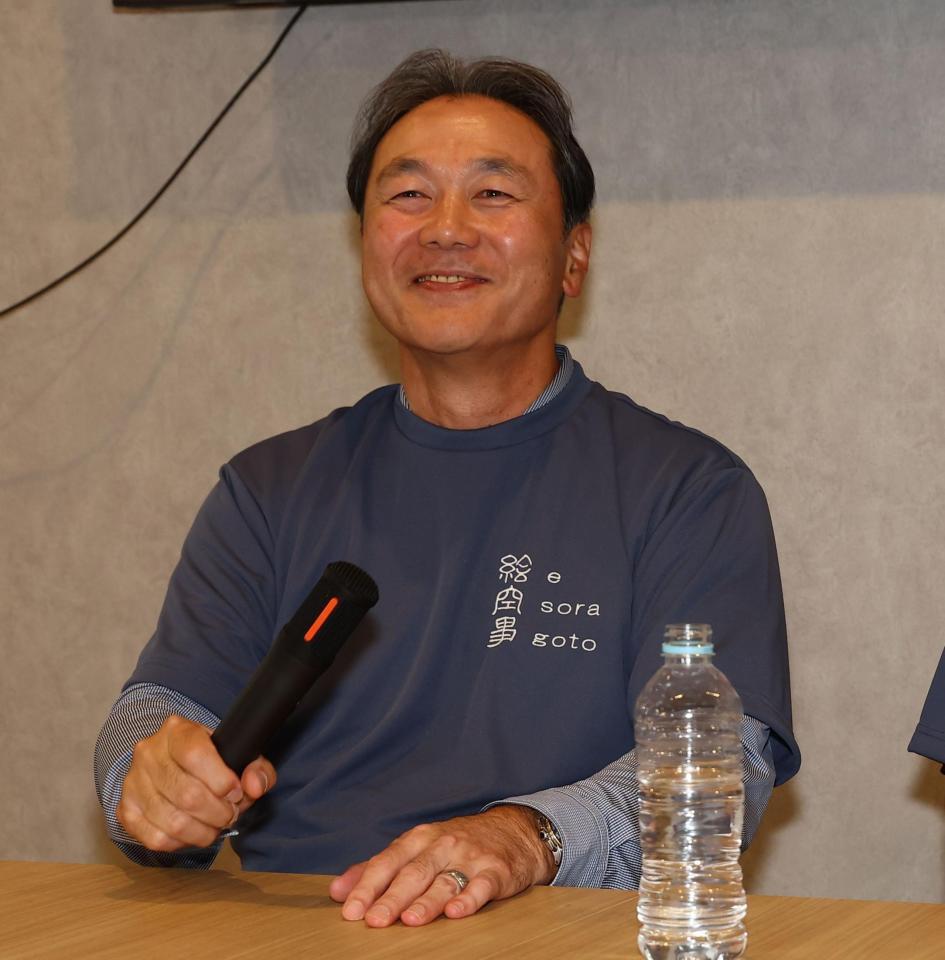 「絵空事」オープンのメディアデーに登場し、笑顔を見せる清宮克幸氏（撮影・中島達哉）