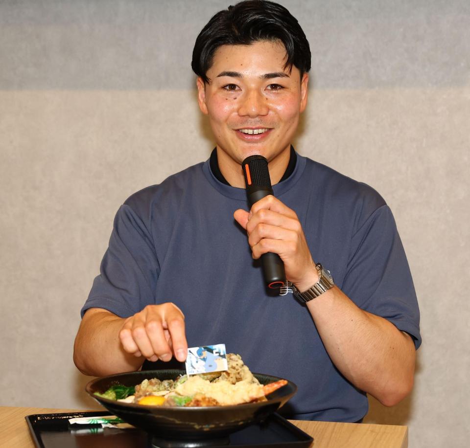 「絵空事」の「清宮幸太郎選手の大好物！豆乳坦々しあわせうどん」をアピールする清宮幸（撮影・中島達哉）