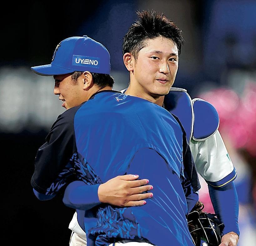 試合後、ＤｅＮＡ・東（左）と抱き合う松尾（１２日）