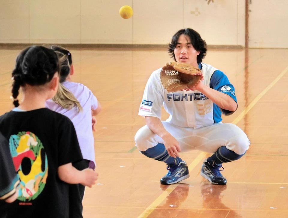 児童とキャッチボールをして交流する日本ハム・細川