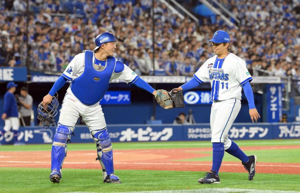 ３回を投げ終え、松尾（左）とグラブタッチをする東＝１２日