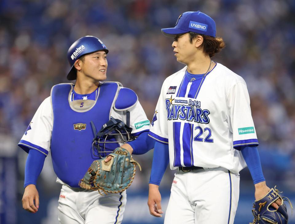 ２回、無失点に抑えた入江（右）と松尾のバッテリー＝１４日