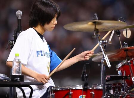 試合前、パフォーマンスを披露するＹＯＹＯＫＡ（撮影・中島達哉）