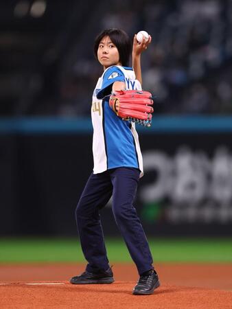 ファーストピッチセレモニーで投球するＹＯＹＯＫＡ（撮影・中島達哉）