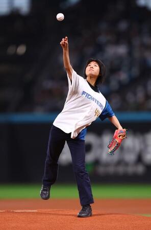 ファーストピッチセレモニーで投球するＹＯＹＯＫＡ（撮影・中島達哉）