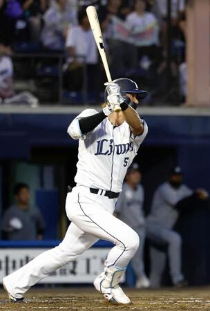 ３回、西川が右越えに同点本塁打を放つ