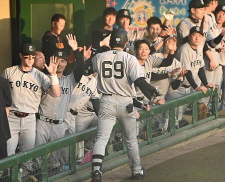 １回、先制の左越えソロを放ちナインとタッチを交わす平山（６９）＝撮影・開出牧