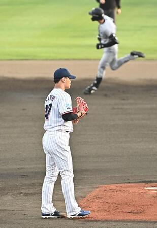 １回、平山（後方）に先制の左越えソロを打たれた高橋（撮影・開出牧）