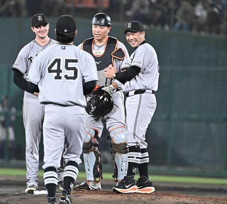 ８回、投手交代を告げ笑顔で３番手の田中瑛（４５）を迎える阿部監督（後方右）＝撮影・開出牧