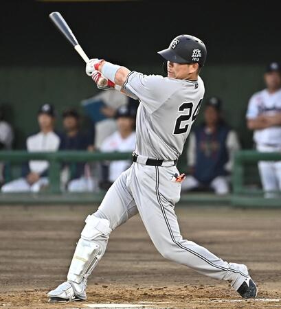 １回、中前適時打を放つ大城（撮影・開出牧）