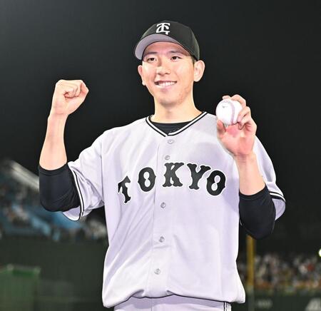 今季初勝利を挙げウイニングボールを手にガッツポーズを決める戸郷（撮影・開出牧）