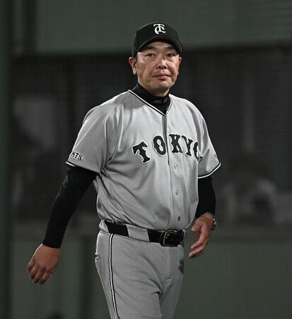 ８回、投手交代を告げた阿部監督（撮影・開出牧）