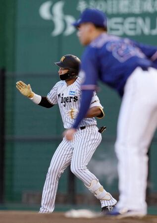２回、中日・金丸（手前）からプロ初安打を放ち、喜ぶ阪神・立石