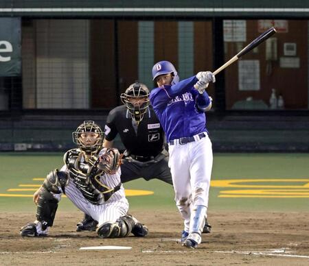 ４回、右翼線に２点適時二塁打を放つ石伊（撮影・立川洋一郎）
