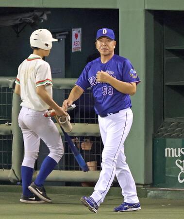 ７回表が終わり、選手交代を告げにベンチを出る井上監督（撮影・立川洋一郎）