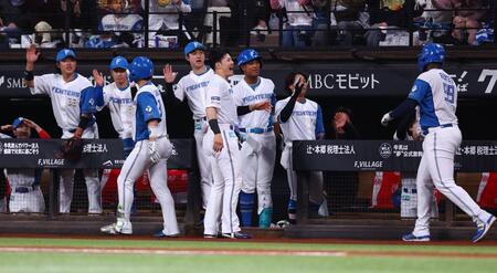 ２回、逆転２ランを放った郡司（左から４人目）、レイエス（右）を迎える日本ハムナイン（撮影・中島達哉）