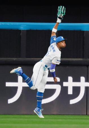 ２回、小郷の右前打を本塁に返球する日本ハムの右翼手万波。二走渡辺佳がタッチアウト