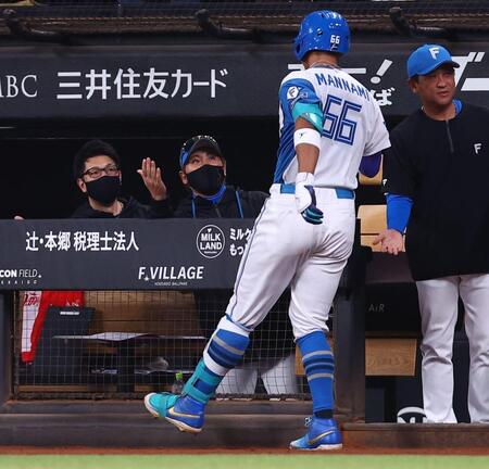 ３回、２ランを放った万波（６６）を迎える新庄監督（中央）＝撮影・中島達哉