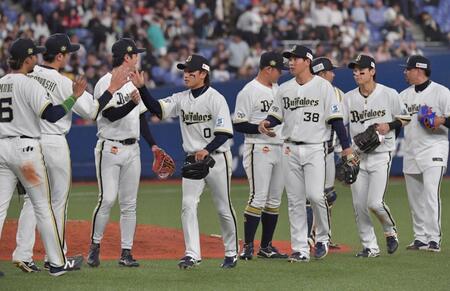 勝利を喜ぶオリックスナイン（撮影・神子素慎一）