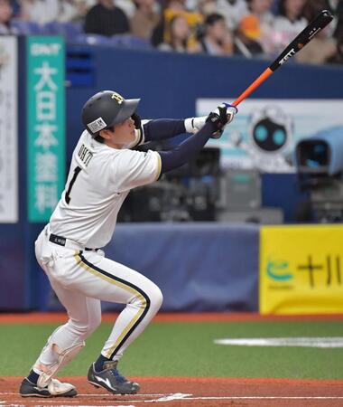 １回、先制となる犠飛を放つ太田（撮影・神子素慎一）