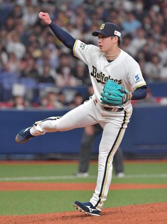 ７回から登板し力投する吉田（撮影・神子素慎一）