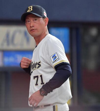 交代を告げ、ベンチに戻る岸田監督（撮影・神子素慎一）
