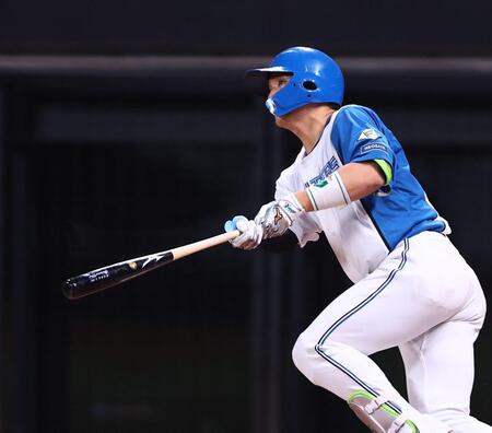 ２回、逆転２ランを放つ郡司（撮影・中島達哉）
