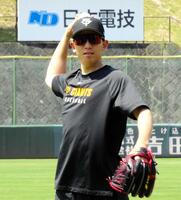アイドルグループ「Bety」の百川晴香が始球式 スカートひらり 豪快