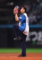 ファーストピッチセレモニーで投球するＹＯＹＯＫＡ（撮影・中島達哉）