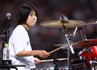 試合前、パフォーマンスを披露するＹＯＹＯＫＡ（撮影・中島達哉）