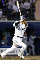 ３回、西川が右越えに同点本塁打を放つ