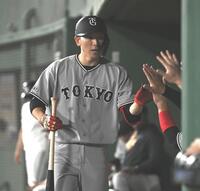 ７回、送りバントを決めナインとタッチを交わす戸郷（撮影・開出牧）