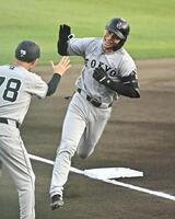 １回、先制の左越えソロを放ち川相コーチ（左）とタッチを交わす平山（撮影・開出牧）
