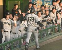 １回、先制の左越えソロを放ちナインとタッチを交わす平山（６９）＝撮影・開出牧
