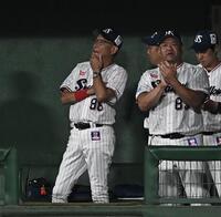 ７回、戸郷の攻略に苦しむ池山監督（左）＝撮影・開出牧
