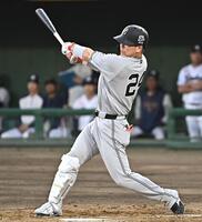 １回、中前適時打を放つ大城（撮影・開出牧）