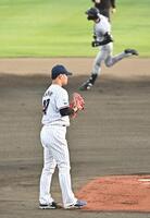 １回、平山（後方）に先制の左越えソロを打たれた高橋（撮影・開出牧）