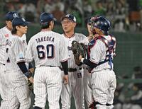 ４回、ナインに声をかける池山監督（右から２人目）