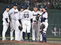 ４回、自らマウンドへ行きナインの言葉に耳を傾ける池山監督（右から３人目）＝撮影・開出牧