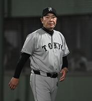 ８回、投手交代を告げた阿部監督（撮影・開出牧）