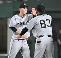 今季初勝利を挙げ阿部監督（右）とタッチを交わす戸郷（撮影・開出牧）