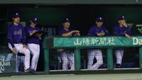７回、グラウンドを見つめる井上監督（中央）ら首脳陣（撮影・西田忠信）