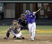 ４回、右翼線に２点適時二塁打を放つ石伊（撮影・立川洋一郎）