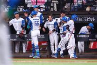 ３回、２ランを放った万波（６６）らを迎える日本ハムナイン（撮影・中島達哉）