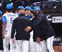 伊藤（左から２人目）らナインを迎える新庄監督（撮影・中島達哉）